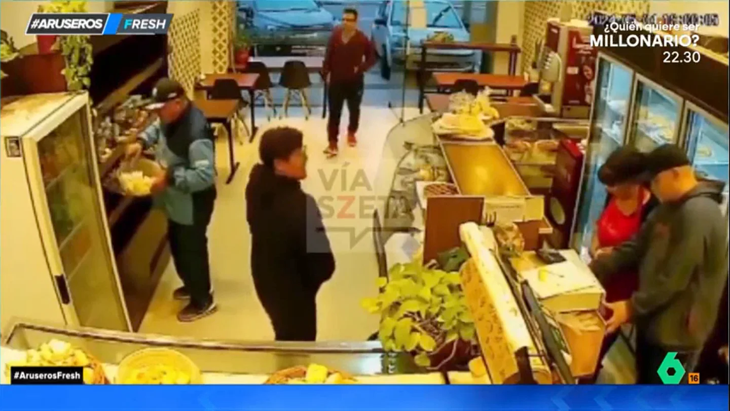 Un ladrón se ve obligado a atender a los clientes de la panadería que está robando para que no sospechen Un ladrón se ve obligado a atender a los clientes de la panadería que está robando para que no sospechen