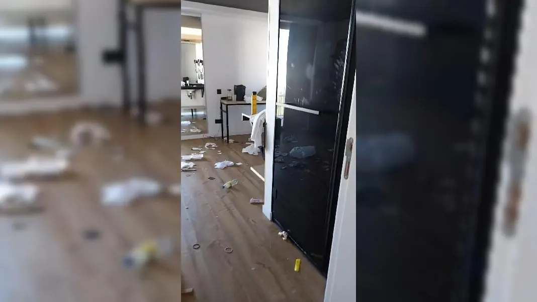 V&iacute;deo de @yifasdeplarmas ense&ntilde;ando el desastre de una habitaci&oacute;n de hotel de ibiza