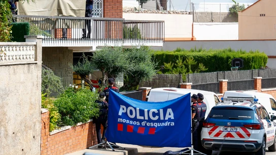 Un comisario ha matado con arma de fuego a su expareja y a su actual mujer y se ha suicidado Agentes de Mossos trabajan en una casa donde han hallado sin vida a una mujer presuntamente asesinada por su pareja, un policía