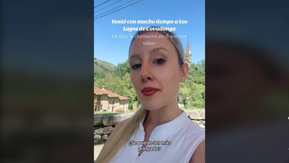 Una joven intenta visitar los Lagos de Covadonga, en Asturias