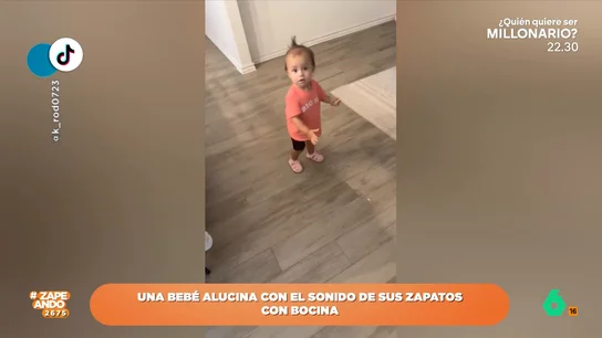 Así reacciona una niña al escuchar el sonido de sus zapatos: "Pequeño paso para esa niña, gran turra para la humanidad" Los padres de la niña decidieron ponerle unas sandalias que emitían un curioso sonido y la tierna reacción de la pequeña es capaz de derretir a cualquiera.