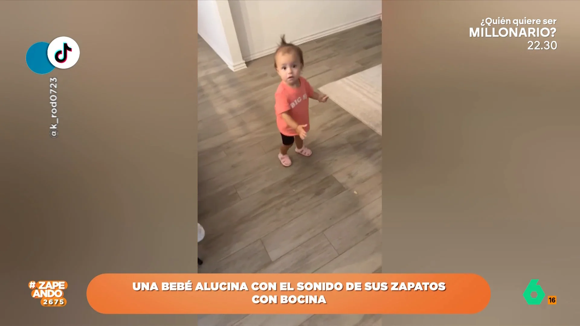 Los padres de la niña decidieron ponerle unas sandalias que emitían un curioso sonido y la tierna reacción de la pequeña es capaz de derretir a cualquiera. 