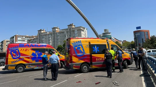 Accidente de tráfico entre un autobús de la EMT y un turismo en el Puente de Ventas. Accidente de tráfico entre un autobús de la EMT y un turismo en el Puente de Ventas.