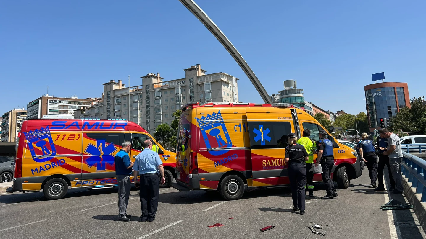 Accidente de tráfico entre un autobús de la EMT y un turismo en el Puente de Ventas. Accidente de tráfico entre un autobús de la EMT y un turismo en el Puente de Ventas.