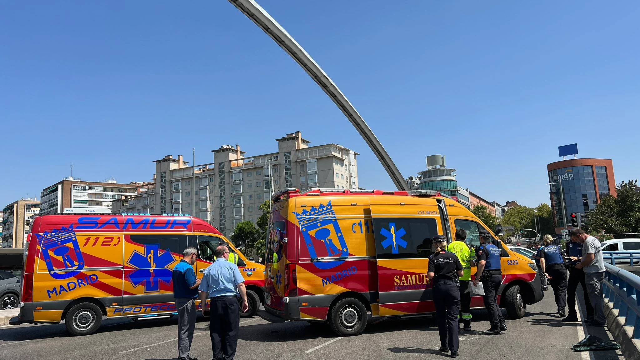 Accidente de tráfico entre un autobús de la EMT y un turismo en el Puente de Ventas.