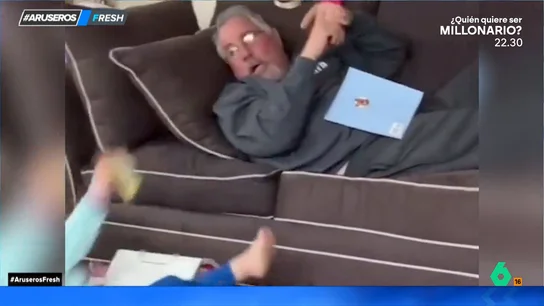 El divertido susto de un abuelo cuando su nieta lo despierta de la siesta: "Parece que tiene un mal despertar" El divertido susto de un abuelo cuando su nieta lo despierta de la siesta: "Parece que tiene un mal despertar"
