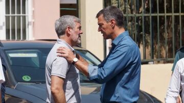 El presidente del Gobierno, Pedro Sánchez, con su homólogo canario, Fernando Clavijo, en una imagen de archivo