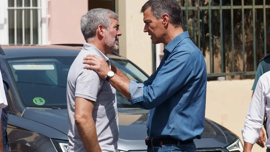 El presidente del Gobierno, Pedro Sánchez, con su homólogo canario, Fernando Clavijo, en una imagen de archivo