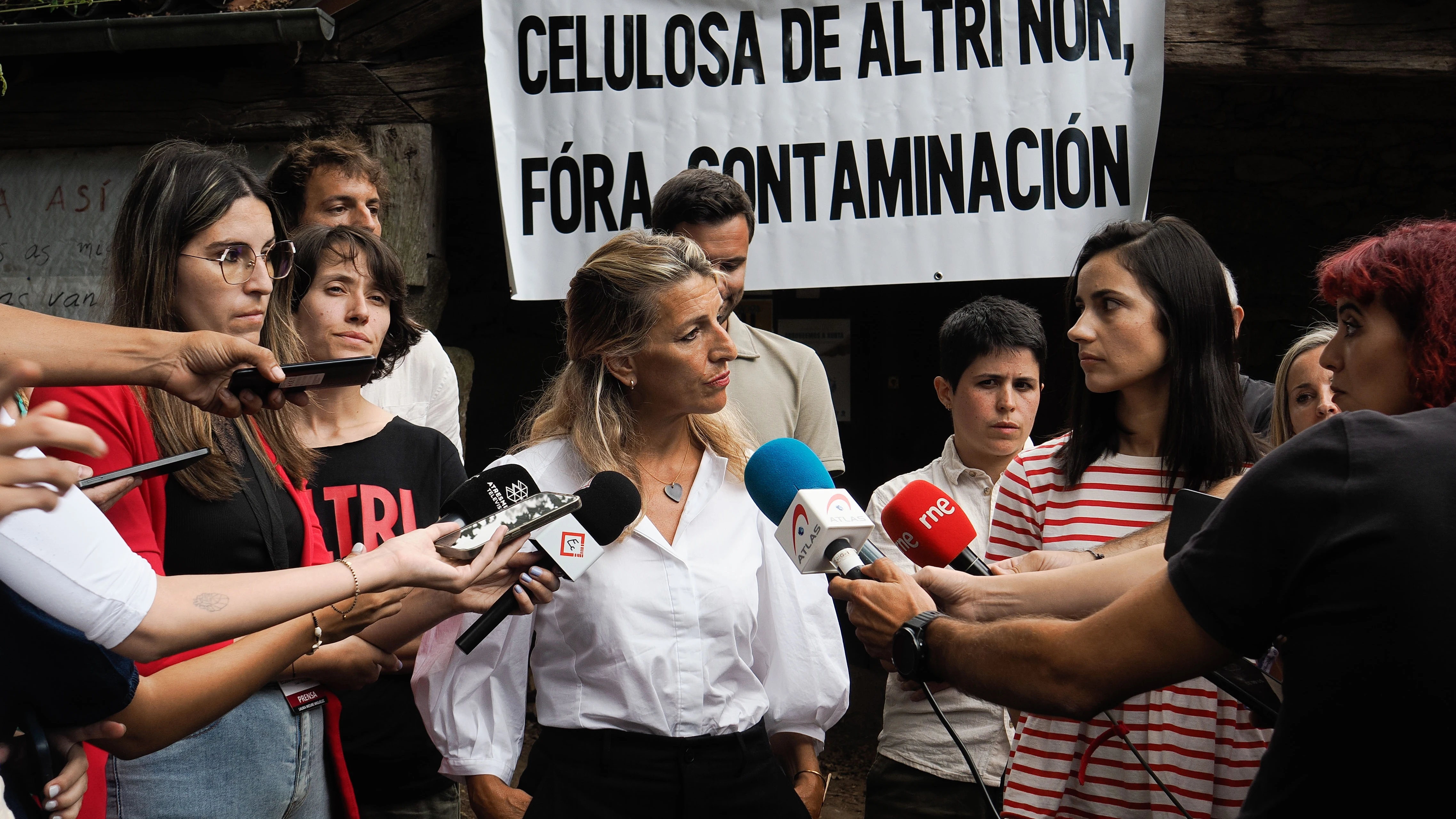 La vicepresidenta segunda del Gobierno y ministra de Trabajo, Yolanda Díaz, atiende a los medios antes de su reunión con Ulloa Viva