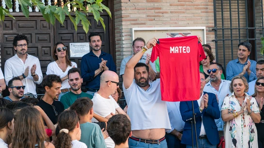 Varios familiares y amigos de Mateo muestran una camiseta con su nombre Varios familiares y amigos de Mateo muestran una camiseta con su nombre