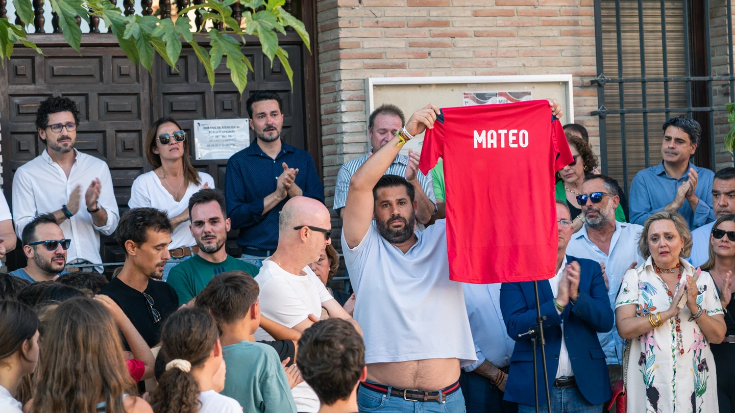 Varios familiares y amigos de Mateo muestran una camiseta con su nombre Varios familiares y amigos de Mateo muestran una camiseta con su nombre