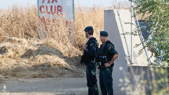 Agentes de la Guardia Civil rastrean el canal de Mocejón en busca del arma del crimen de Mateo Agentes de la Guardia Civil rastrean el canal de Mocejón en busca del arma del crimen de Mateo