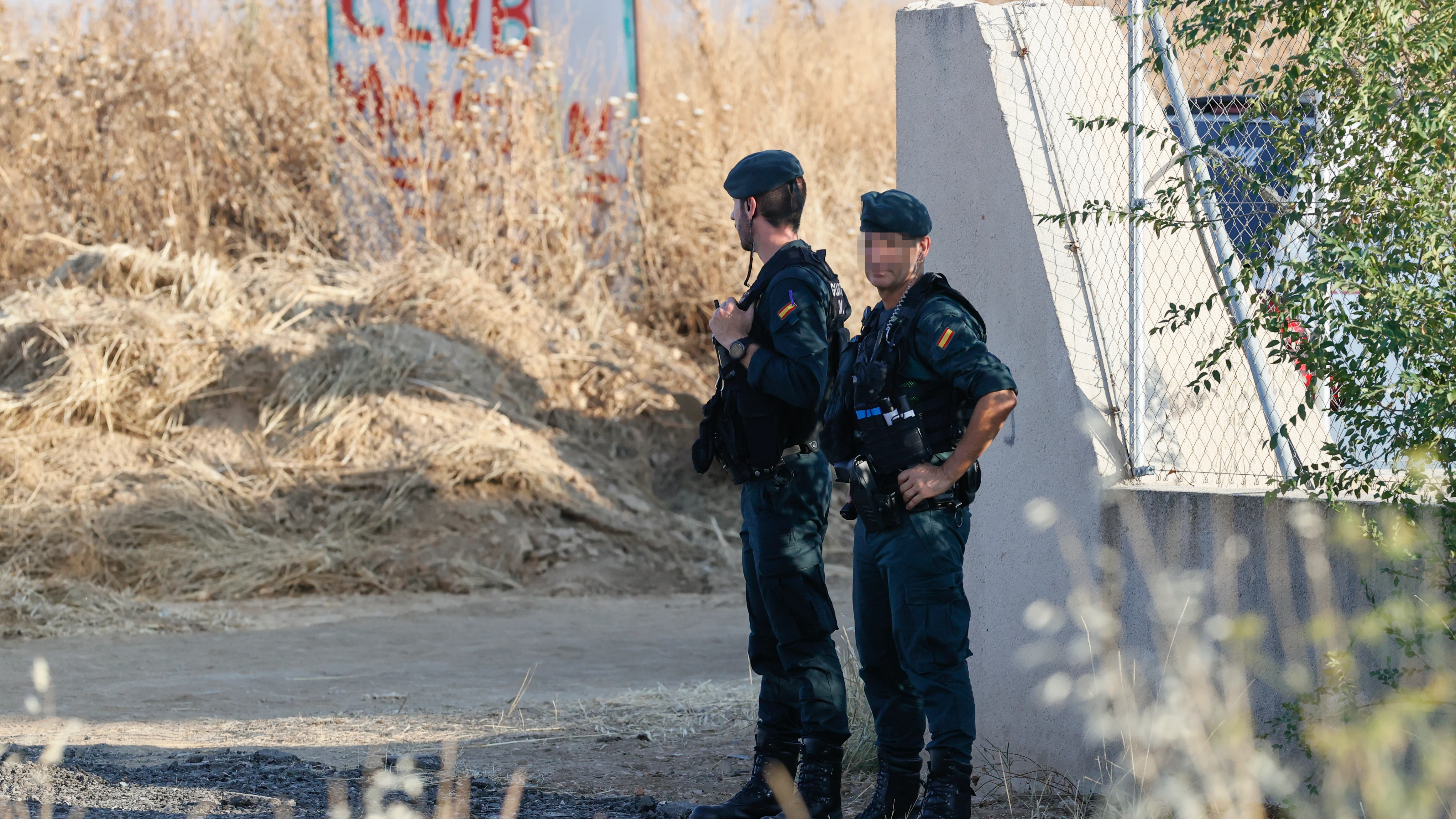 Agentes de la Guardia Civil rastrean el canal de Mocejón en busca del arma del crimen de Mateo