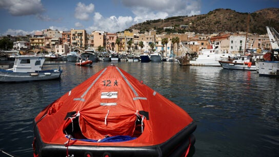 Una balsa salvavidas atracada cerca del lugar donde naufragó el yate de Mike Lynch.