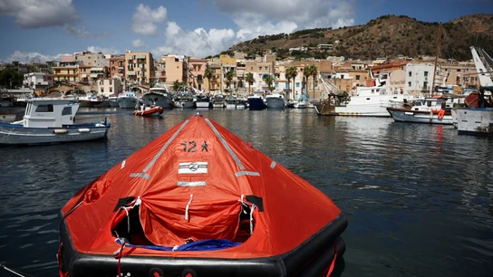 Una balsa salvavidas atracada cerca del lugar donde naufragó el yate de Mike Lynch. Una balsa salvavidas atracada cerca del lugar donde naufragó el yate de Mike Lynch.