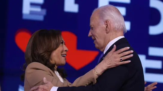 Joe Biden y Kamala Harris se abrazan, en una imagen de archivo. Joe Biden y Kamala Harris se abrazan, en una imagen de archivo.