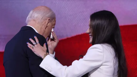 El presidente de Estados Unidos, Joe Biden, emocionado junto a su hija Ashley en la primera jornada de la Convención Nacional Demócrata. El presidente de Estados Unidos, Joe Biden, emocionado junto a su hija Ashley en la primera jornada de la Convención Nacional Demócrata.