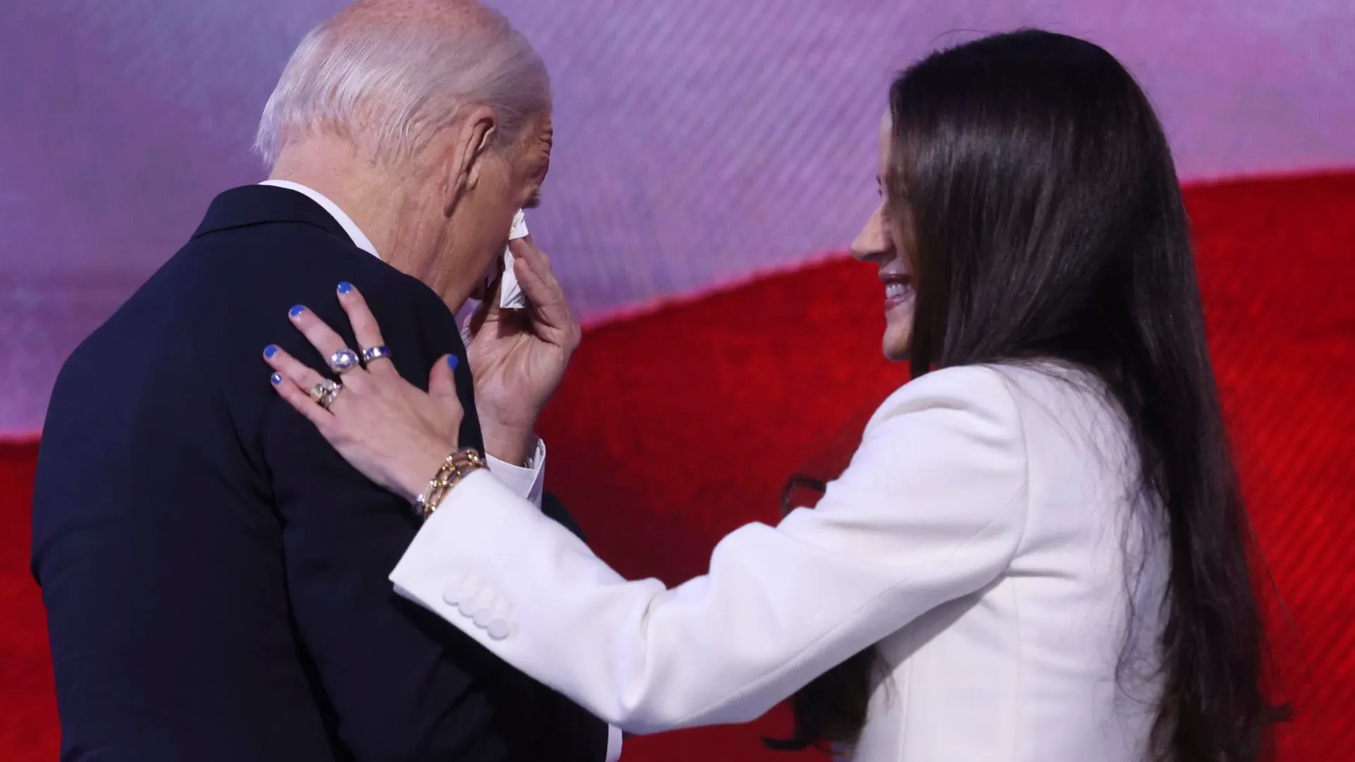 El presidente de Estados Unidos, Joe Biden, emocionado junto a su hija Ashley en la primera jornada de la Convención Nacional Demócrata. 