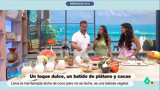 Pablo Ojeda desvela cuál es la mejor bebida vegetal para sustituir a la leche Pablo Ojeda pone el colofón a un menú repleto de recetas frescas y rápidas con batido para el que sustituye la leche por una bebida vegetal. En este vídeo, explica cuál es a su juicio la mejor, y distintas opciones para según qué ocasión.