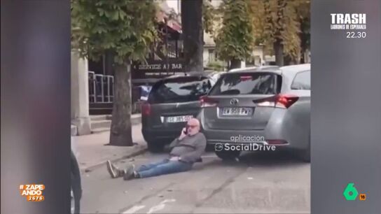 El se&ntilde;or utiliza una t&eacute;cnica algo arriesgada para evitar que otro veh&iacute;culo se quede con una plaza de aparcamiento. 