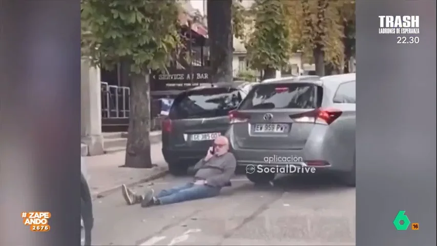 El señor utiliza una técnica algo arriesgada para evitar que otro vehículo se quede con una plaza de aparcamiento. 