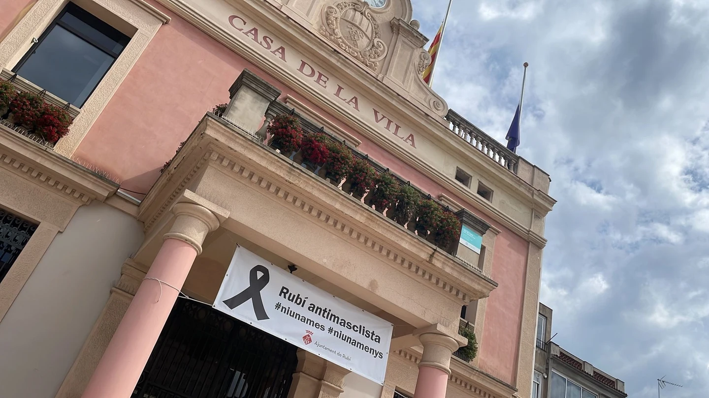 Pancarta contra la violencia machista en el Ayuntamiento de Rubí (Barcelona) Pancarta contra la violencia machista en el Ayuntamiento de Rubí (Barcelona)