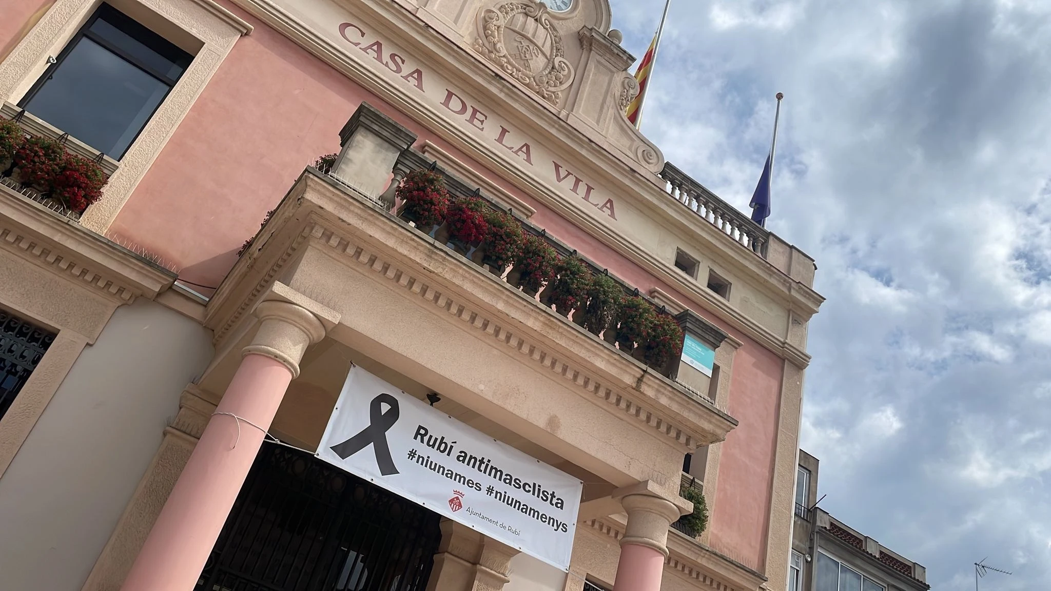 Pancarta contra la violencia machista en el Ayuntamiento de Rubí (Barcelona)