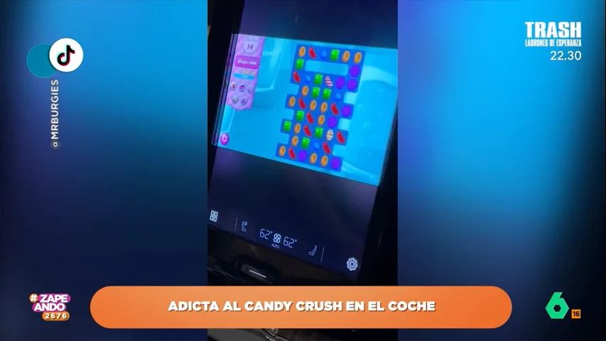 Increíble: una mujer usa el volante de su coche para jugar al Candy Crush