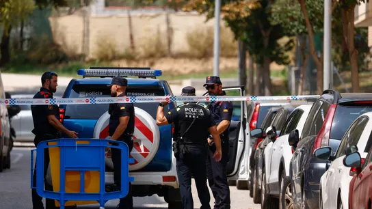 Los Mossos d'Esquadra en Rubí, uno de los escenarios del doble crimen machista perpetrado por un comisario jubilado en Barcelona Los Mossos d'Esquadra en Rubí, uno de los escenarios del doble crimen machista perpetrado por un comisario jubilado en Barcelona