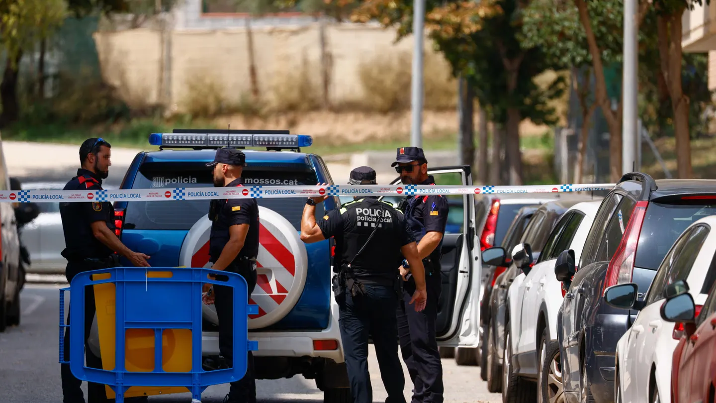 Los Mossos d'Esquadra en Rubí, uno de los escenarios del doble crimen machista perpetrado por un comisario jubilado en Barcelona Los Mossos d'Esquadra en Rubí, uno de los escenarios del doble crimen machista perpetrado por un comisario jubilado en Barcelona