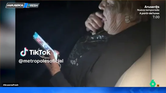 La tierna imagen de una abuela al chuparse el dedo para "pasar de página" en el móvil La tierna imagen de una abuela al chuparse el dedo para "pasar de página" en el móvil