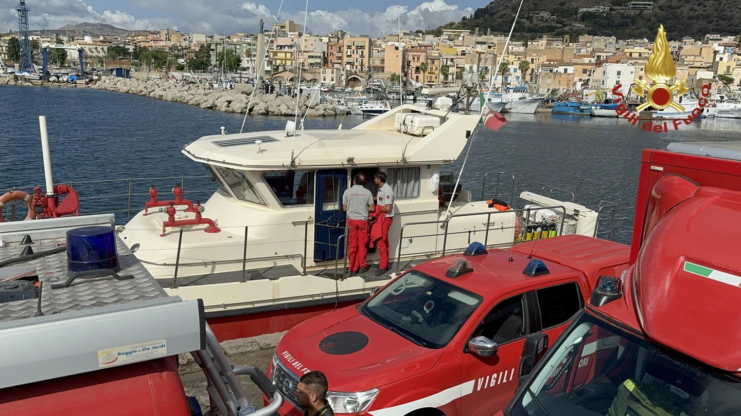 Los buzos que buscan a los seis desaparecidos del naufragio del velero en Sicilia Los buzos que buscan a los seis desaparecidos del naufragio del velero en Sicilia