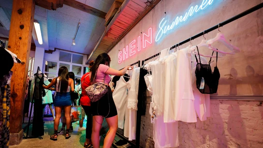 Fotografía de archivo de clientes al interior de un establecimiento de la firma china de moda Shein. Fotografía de archivo de clientes al interior de un establecimiento de la firma china de moda Shein.