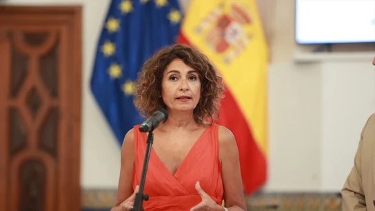 La vicepresidenta primera y ministra de Hacienda, María Jesús Montero, atiende a los medios durante la visita institucional al Ayuntamiento de Rota. La vicepresidenta primera y ministra de Hacienda, María Jesús Montero, atiende a los medios durante la visita institucional al Ayuntamiento de Rota.