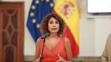 La vicepresidenta primera y ministra de Hacienda, María Jesús Montero, atiende a los medios durante la visita institucional al Ayuntamiento de Rota.