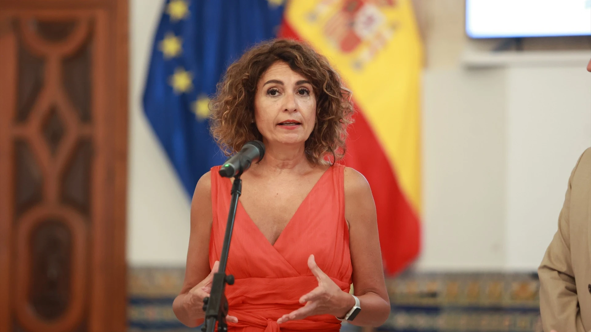 La vicepresidenta primera y ministra de Hacienda, María Jesús Montero, atiende a los medios durante la visita institucional al Ayuntamiento de Rota.