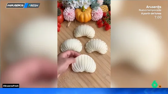 Angie Cárdenas te enseña una forma original y sencilla de decorar empanadillas: con un peine y dos palillos chinos Angie Cárdenas te enseña una forma original y sencilla de decorar empanadillas: con un peine y dos palillos chinos