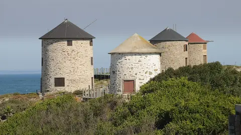 Molinos en la playa de Apúlia, Portugal Molinos en la playa de Apúlia, Portugal