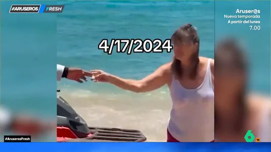 Una mujer indignada intenta sobornar a unos policías con tal de hacer callar a un grupo de música en la playa   Una mujer indignada intenta sobornar a unos policías con tal de hacer callar a un grupo de música en la playa