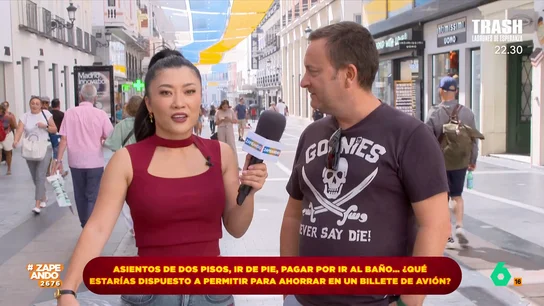 Un hombre, en contra de los asientos de dos pisos en los aviones: "Parece que vas como ganado" Jiaping sale a la calle para preguntar a la gente qué opinan de varios rumores entorno a los viajes en avión como los asientos de dos pisos, cobrar por entrar al servicio o viajar de pie.