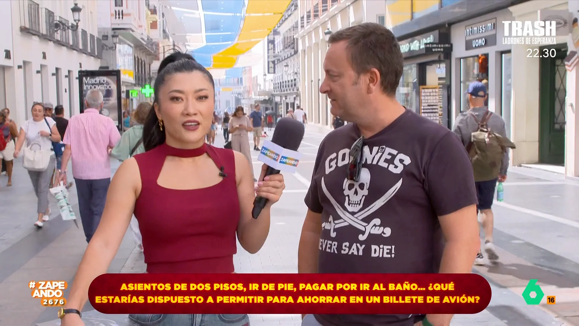 Jiaping sale a la calle para preguntar a la gente qué opinan de varios rumores entorno a los viajes en avión como los asientos de dos pisos, cobrar por entrar al servicio o viajar de pie. 