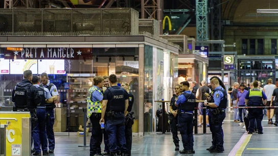 Agentes de la Policía de Alemania en una zona acordonada de la estación central de trenes de Fráncfort tras un tiroteo Agentes de la Policía de Alemania en una zona acordonada de la estación central de trenes de Fráncfort tras un tiroteo