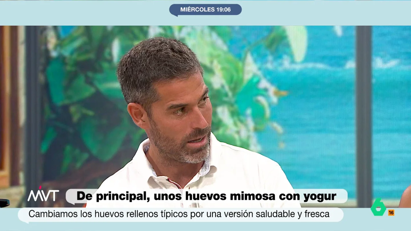 Pablo Ojeda aclara en qué parte del huevo está la salmonella y desvela un truco para hacer mayonesa de forma segura Aunque en su receta de hoy, Pablo Ojeda propone unos huevos rellenos con yogur griego en lugar de mayonesa, en este vídeo explica qué precauciones hay que tomar a la hora de hacerla sin miedo a una intoxicación por salmonerosis.