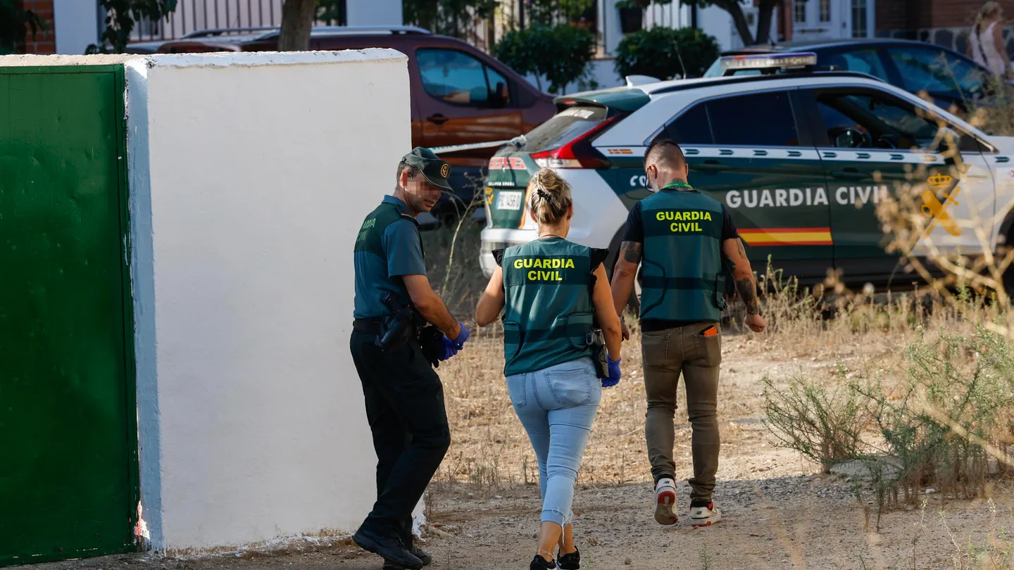 La Guardia Civil ha encontrado en las proximidades de la casa del padre del joven detenido en Mocejón (Toledo) dos cuchillos. La Guardia Civil ha encontrado en las proximidades de la casa del padre del joven detenido en Mocejón (Toledo) dos cuchillos.