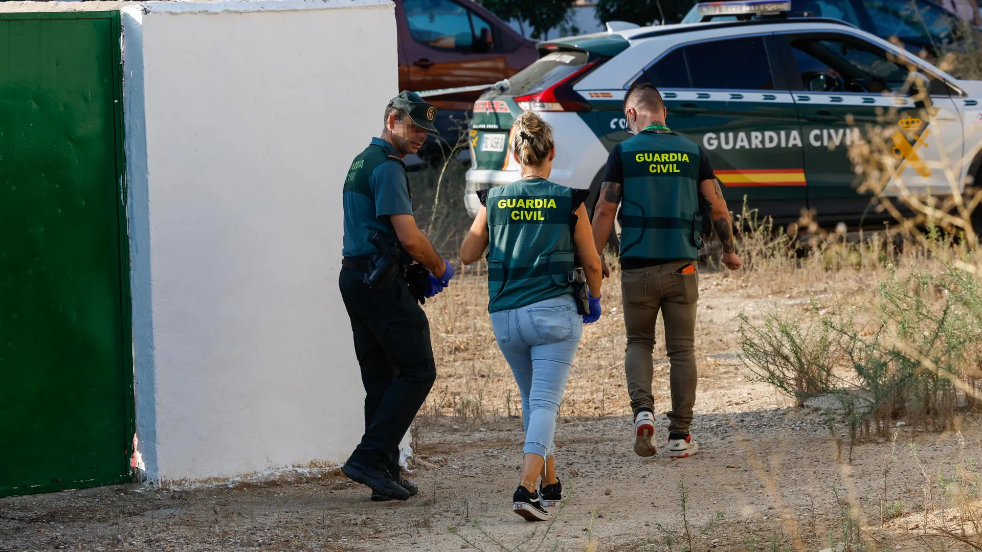 La Guardia Civil ha encontrado en las proximidades de la casa del padre del joven detenido en Mocejón (Toledo) dos cuchillos.