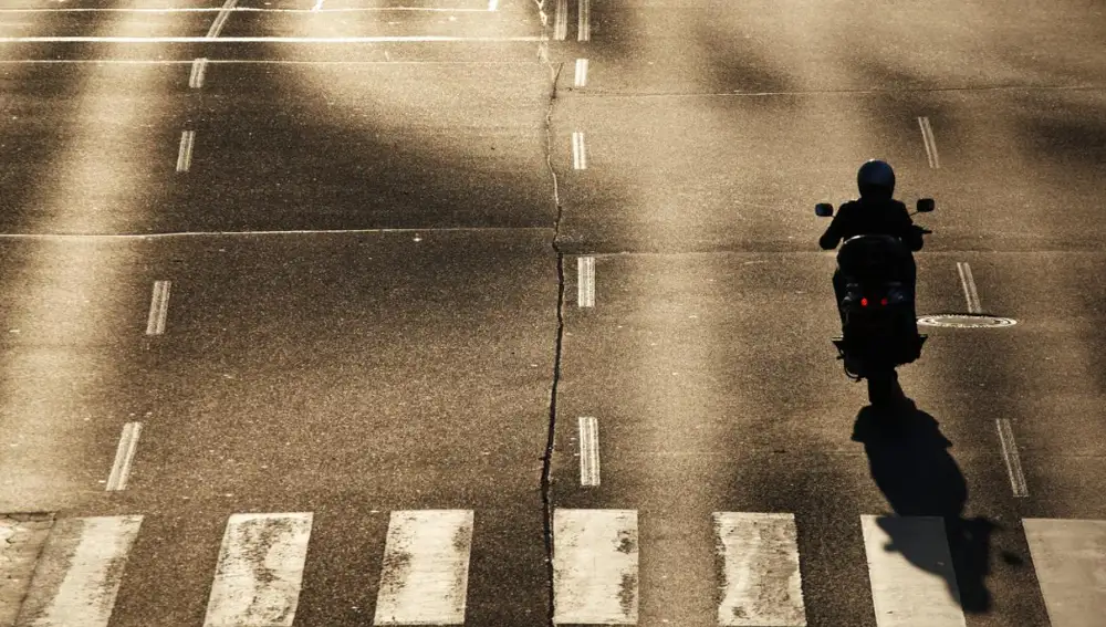 Moto circulando por ciudad  Moto circulando por ciudad