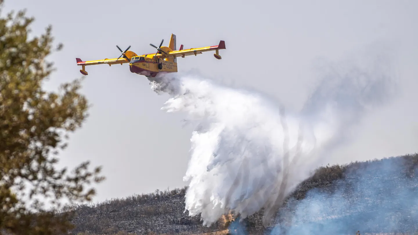 Imagen de archivo de un hidroavión trabajando en la extinción de un incendio en Extremadura. Imagen de archivo de un hidroavión trabajando en la extinción de un incendio en Extremadura.
