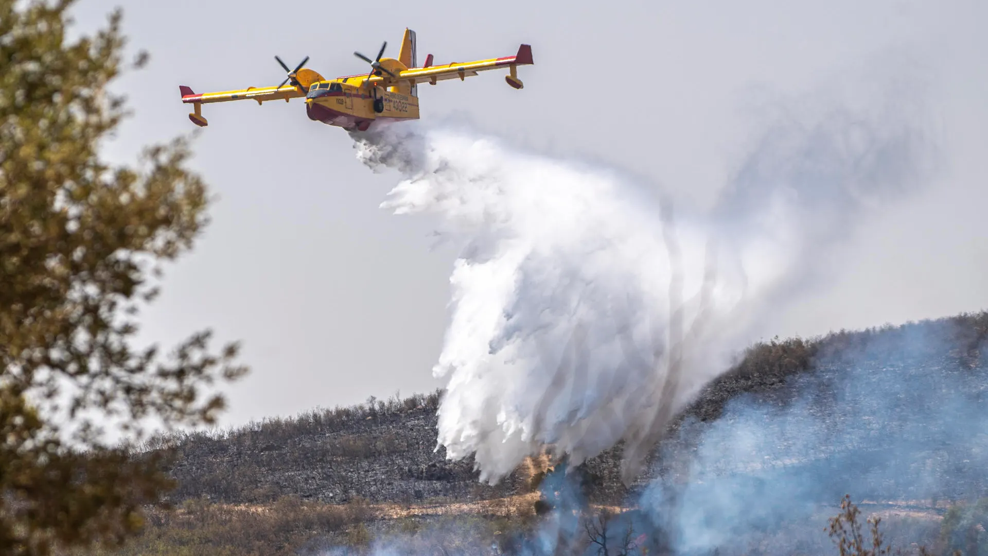 Imagen de archivo de un hidroavión trabajando en la extinción de un incendio en Extremadura.