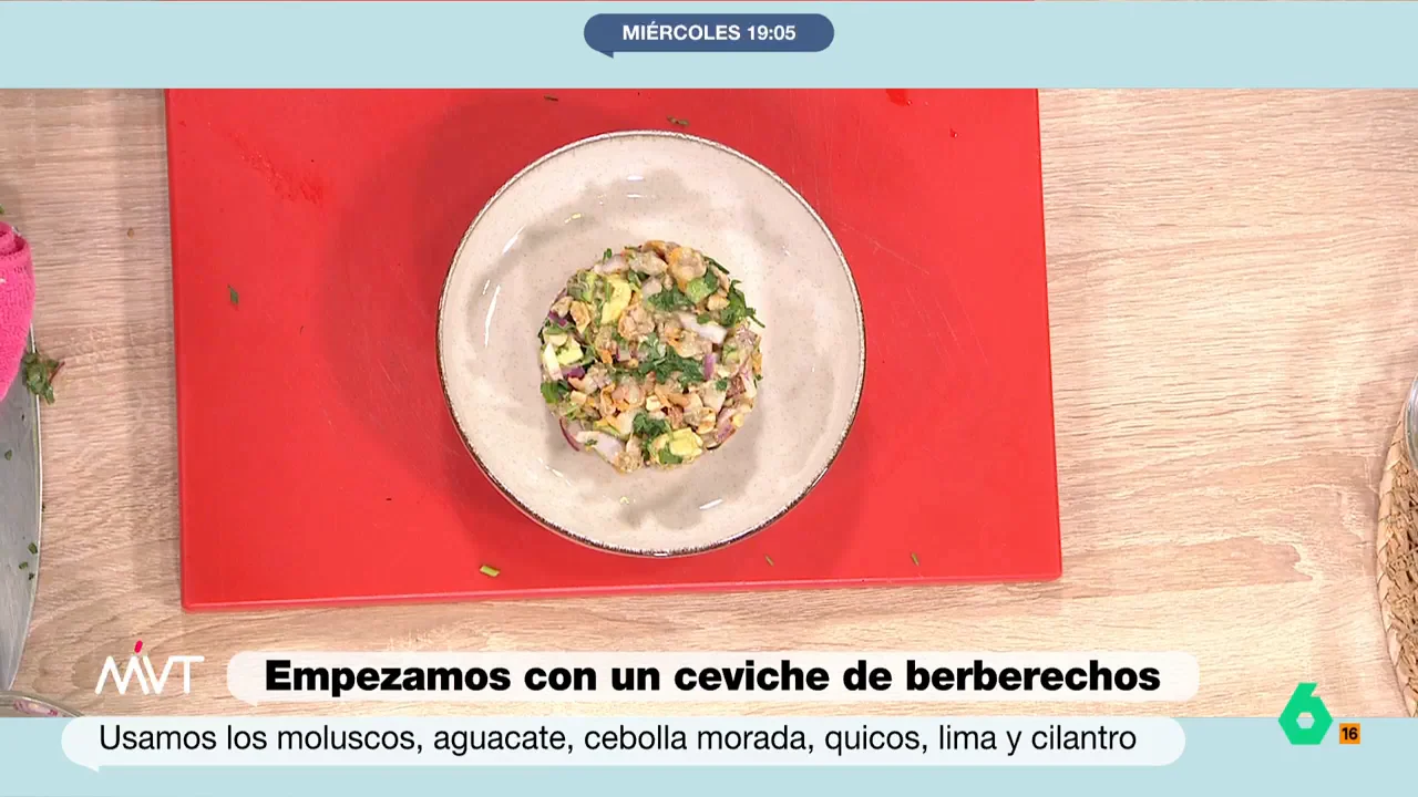 Pablo Ojeda propone hoy en Más Vale Tarde un delicioso, fresco y rápido plato ideal para el verano: un ceviche donde sustituye la habitual corvina del original peruano por berberechos. La receta del nutricionista, en este vídeo.