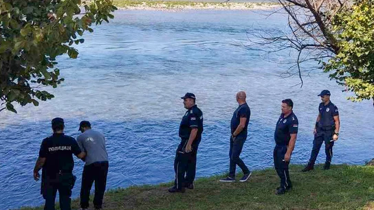 Policías serbios registran las orillas del río Drina cerca del pueblo de Ljubovija Policías serbios registran las orillas del río Drina cerca del pueblo de Ljubovija